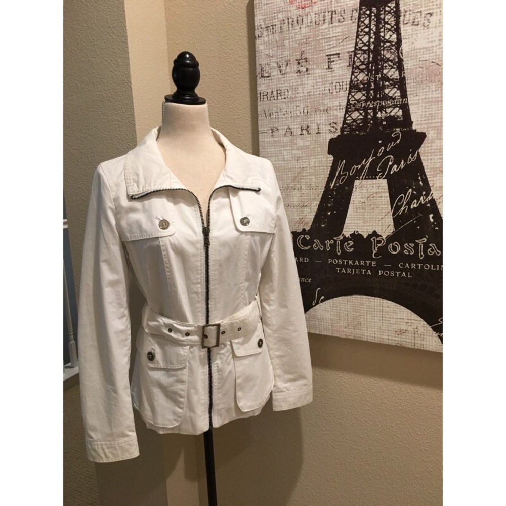 🌷🌼 Beautiful white belted jacket 🧥